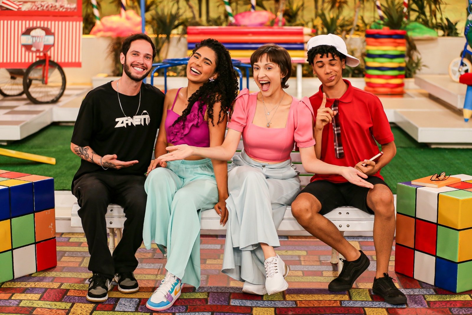 DJ Zanetti com elenco do SBT