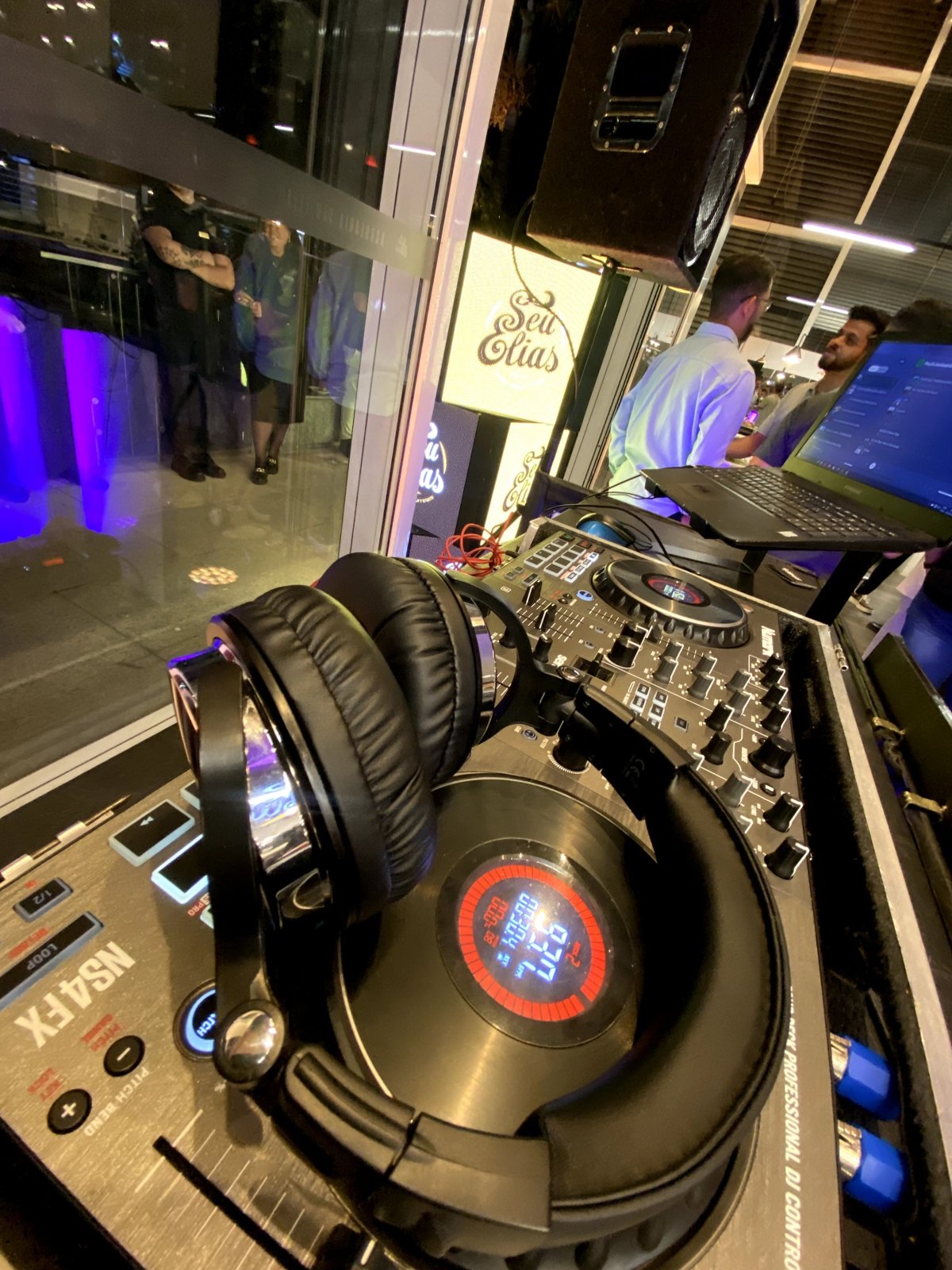 Mesa de DJ na inauguração da Barbearia Seu Elias