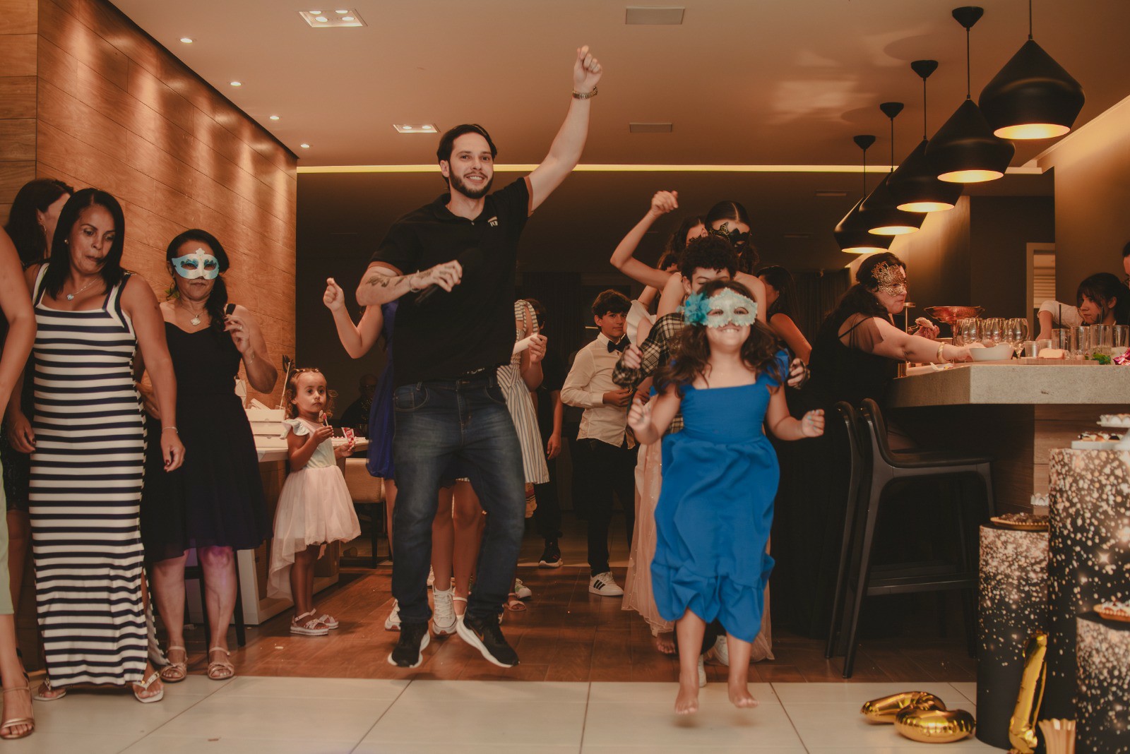 DJ Zanetti animando pista de dança em festa
